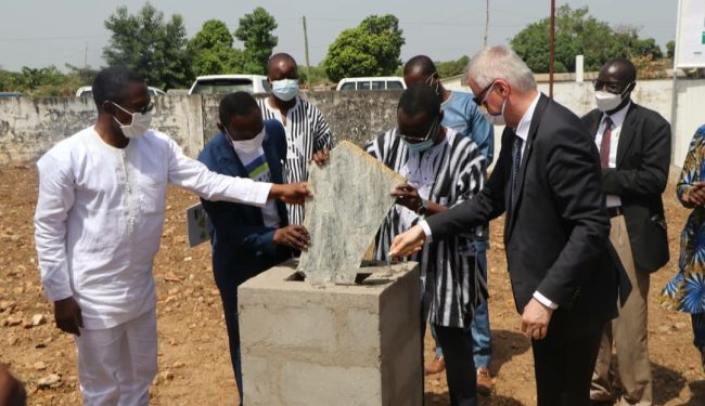 Le Prof. Moustafa Mijiyawa, pose la première pierre pour la construction de l’Hôpital des Maladies Infectieuses à Kara