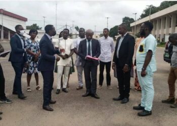 Préparatifs de la 17ème Foire, visite du ministre Kodjo ADEDJE sur le site.